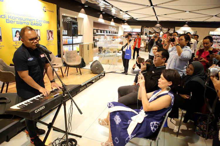 Badai, pentolan band Kerispatih memenuhi permintaan untuk menjajal keyboard CT-X5000 keluaran  terbaru Casio di Toko Buku Gramedia, Mall Central Park, Jakarta, Kamis (19/4/2018).
