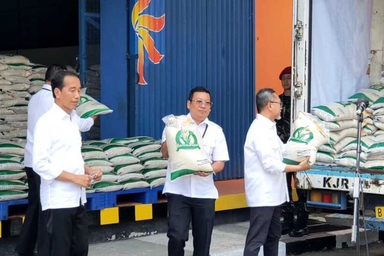 Cara cek penerima bantuan pangan beras, ayam, dan telur. Presiden Joko Widodo (Jokowi) menyalurkan bantuan sosial (bansos) ribuan ton beras di Gudang Bulog, Kecamatan Kartasura, Kabupaten Sukoharjo, Jawa Tengah, pada Senin (10/4/2023).