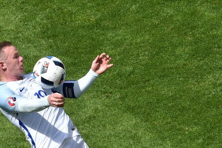PHILIPPE HUGUEN / AFPKapten tim nasional Inggris, Wayne Rooney, menahan bola dengan dada saat melawan Wales pada partai Piala Eropa Grup B di Stade Bollaert-Delelis, 16 Juni 2016.