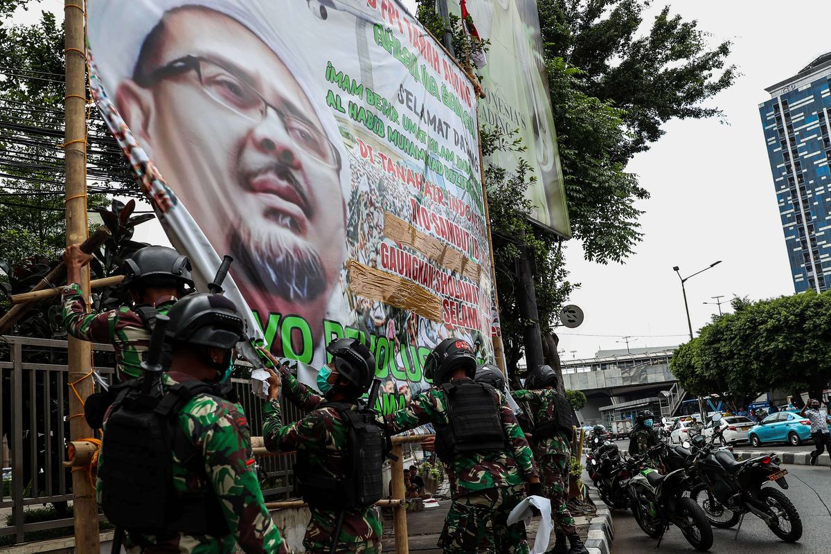 Prajurit TNI menertibkan spanduk tidak berizin saat patroli keamanan di Tanah Abang, Jakarta Pusat, Jumat (20/11/2020). Pangdam Jaya Mayjen TNI Dudung Abdurachman, memerintahkan jajarannya untuk mencopot spanduk dan baliho pemimpin Front Pembela Islam (FPI) Rizieq Shihab.