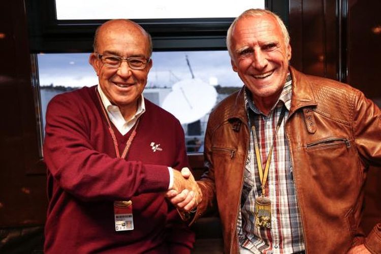 Bos perusahaan minuman Red Bull Dietrich Mateschitz (kanan) dan CEO Dorna Sports Carmelo Ezpelata.