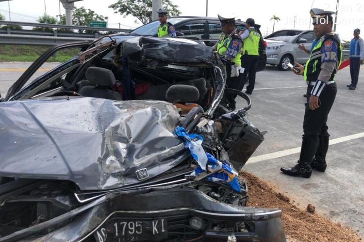 Mobil Honda Civic nomor polisi AG 1795 KI ringsek usai menabrak Truk Fuso nomor polisi B 9279 YS di Tol Gempol-Pandaan, Kabupaten Pasuruan, Jawa Timur, Kamis (2/1/2020).