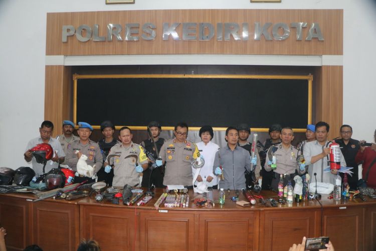 Kapolresta Kediri dan jajarannya saat menunjukkan berbagai benda yang diamankan dari ricuh antar suporter dalam konferensi pers, Selasa (3/9/2019). 