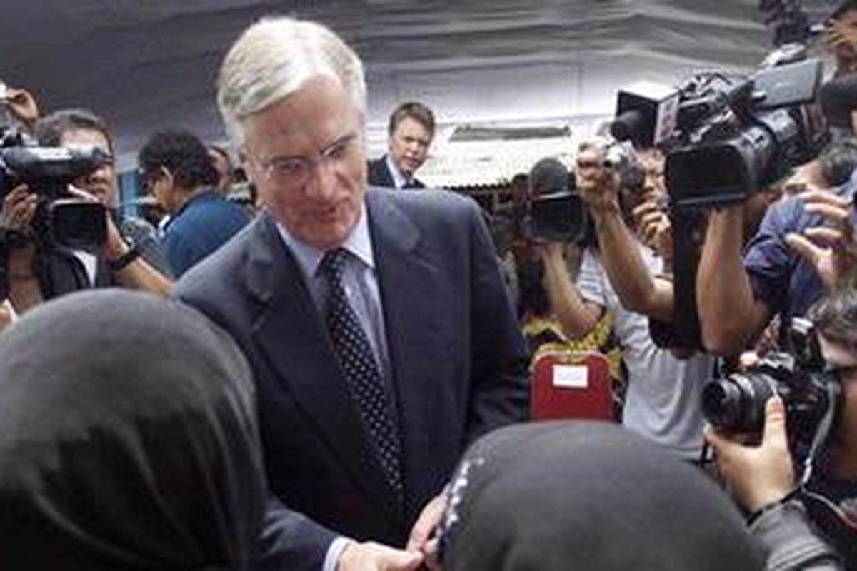 Duta besar Belanda, Tjeerd de Zwaan bersalaman dengan Cawi, salah satu janda korban Tragedi Rawagede (kanan, membelakangi lensa) didampingi Wanti usai Peringatan 64 Tahun Tragedi Rawagede di depan Taman Makam Pahlawan Sampurna Raga Rawagede di Desa Balongsari, Kecamatan Rawamerta, Karawang, Jawa Barat, Jumat (9/12/2011). Tjeerd de Zwaan secara resmi mewakili Kerajaan Belanda menyatakan permintaan maaf kepada para janda dan keluarga korban tragedi Rawagede dan akan melaksanakan vonis Pengadilan Sipil Den Haag, Belanda yang mengharuskan Kerajaan Belanda membayar ganti rugi kepada korban. 