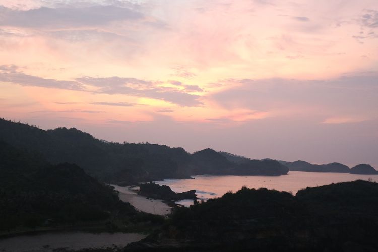 Puncak Bukit Kasap, Pacitan, Jawa Timur terkenal dengan sunrisenya yang indah. Wisatawan juga bisa melihat bukit-bukit berjejer di pinggir laut bak Raja Ampat dari atas puncak setinggi 500 meter ini.