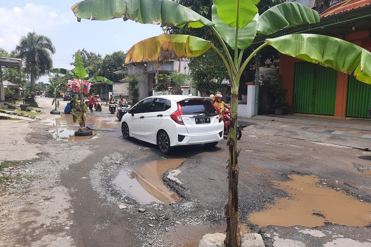 Jalan Rusak Dekat RSUD Kayen Pati, Warga Pasang ‘Rambu’ Pohon Pisang, Minta Segera Diperbaiki