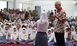 Sekolah Negeri di Jateng Dilarang Tahan Ijazah, Ganjar: Kalau Ada, Saya Pastikan Beres Besok Pagi