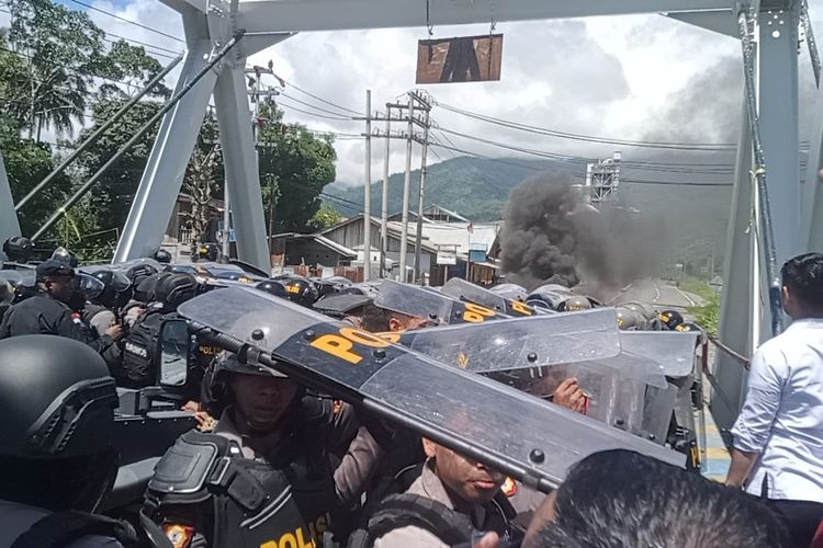 Polisi membuka paksa blokade jalan trans Papua barat di Kampung Maruni Kabupaten Manokwari 