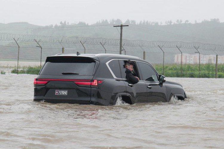  Kim Jong Un menginspeksi langsung wilayah yang terendam banjir di area dekat perbatasan dengan China pada Minggu (28/7/2024).