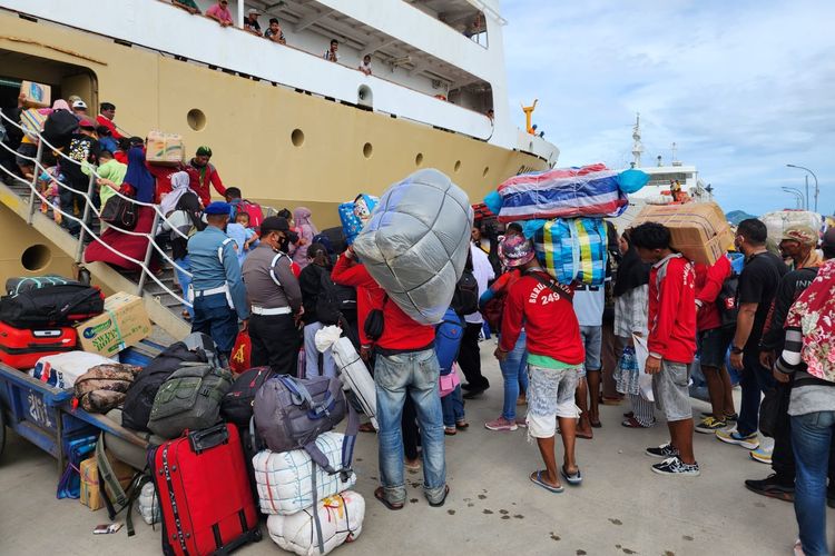 Suasana bongkar muat kapal di Pelabuhan Tunon Taka, Kalimantan Utara. Menjadi kuli angkut pelabuhan merupakan pekerjaan yang dianggap bisa menekan angka kejahatan di Nunukan.