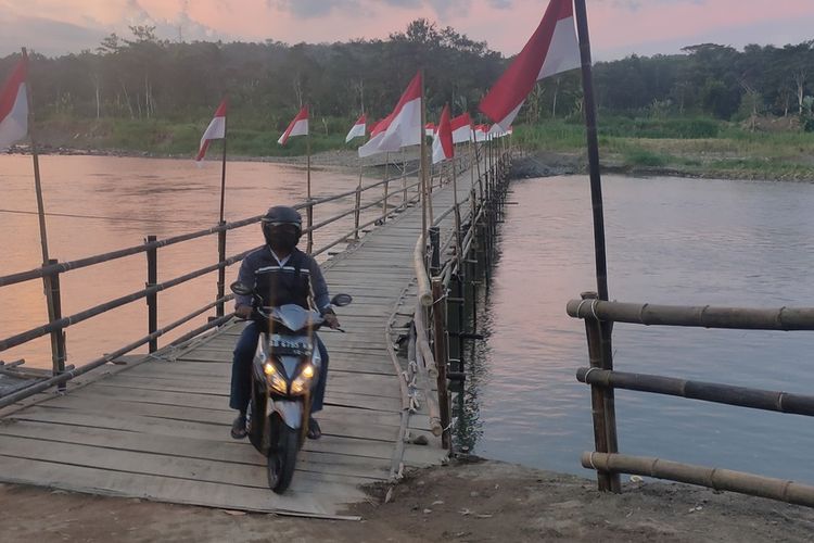 Bendera Merah Putih di Jembatan Sesek di Pedukuhan Temben, Kalurahan Ngentakrejo, Kapanewon Lendah, Kabupaten Kulon Progo, Daerah Istimewa Yogyakarta. Jembatan ini jadi alternatif penyeberangan di musim kemarau.