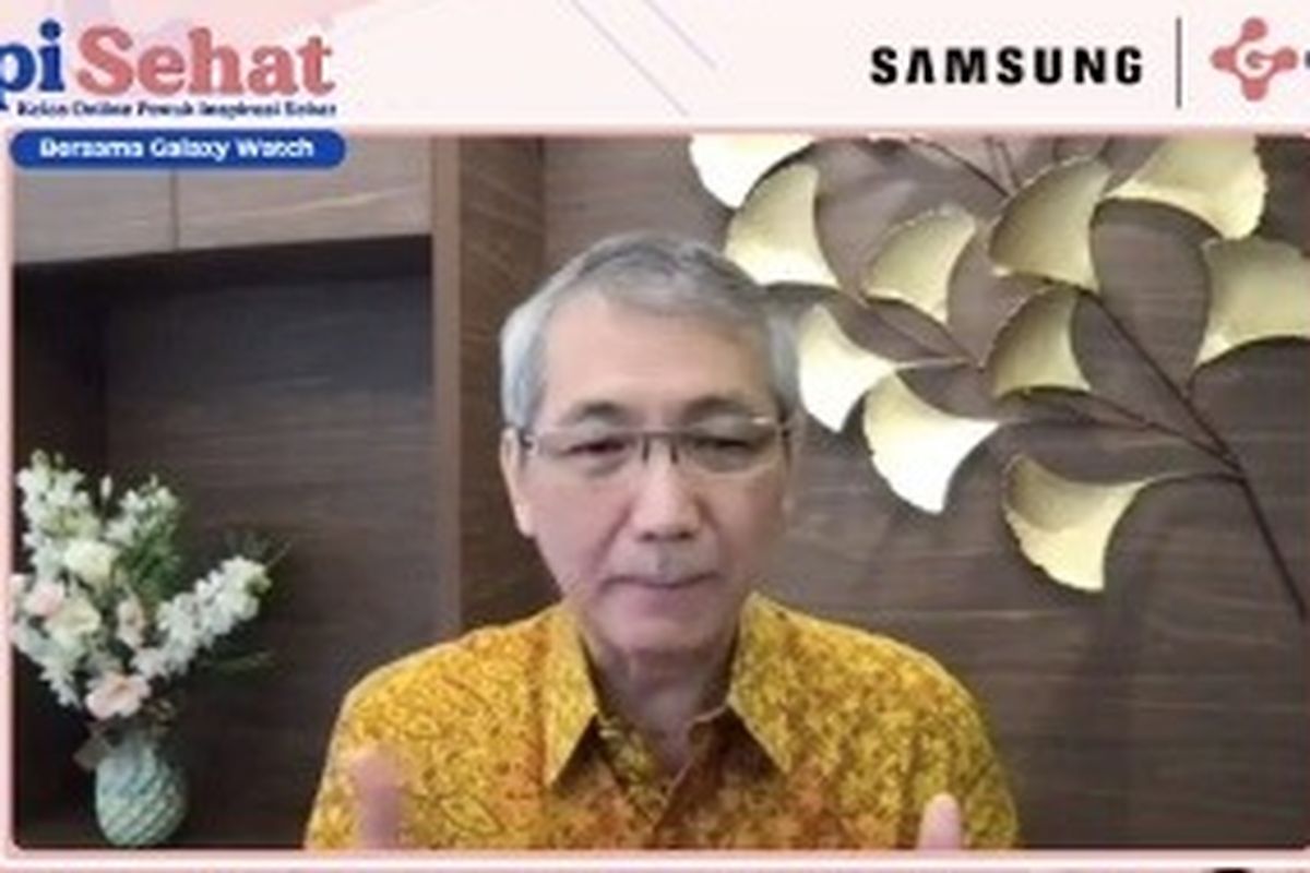 Dr.Michael Triangto Sp.KO, dalam acara bertajuk Kelas Online Penuh Inspirasi (KOPI) Sehat bersama Good Doctor dan Samsung Galaxy Watch, Minggu (2/5).
