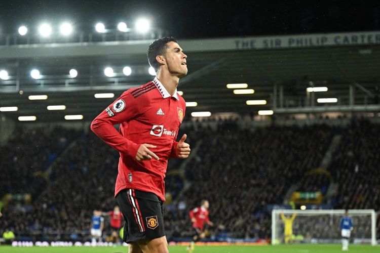 Striker Manchester United asal Portugal, Cristiano Ronaldo, merayakan gol kedua timnya saat melawan Everton di Goodison Park,pada 9 Oktober 2022.  Laga Everton vs Man United ini berakhir dengan skor 2-1 untuk kemenangan MU. (Photo by Oli SCARFF / AFP) 