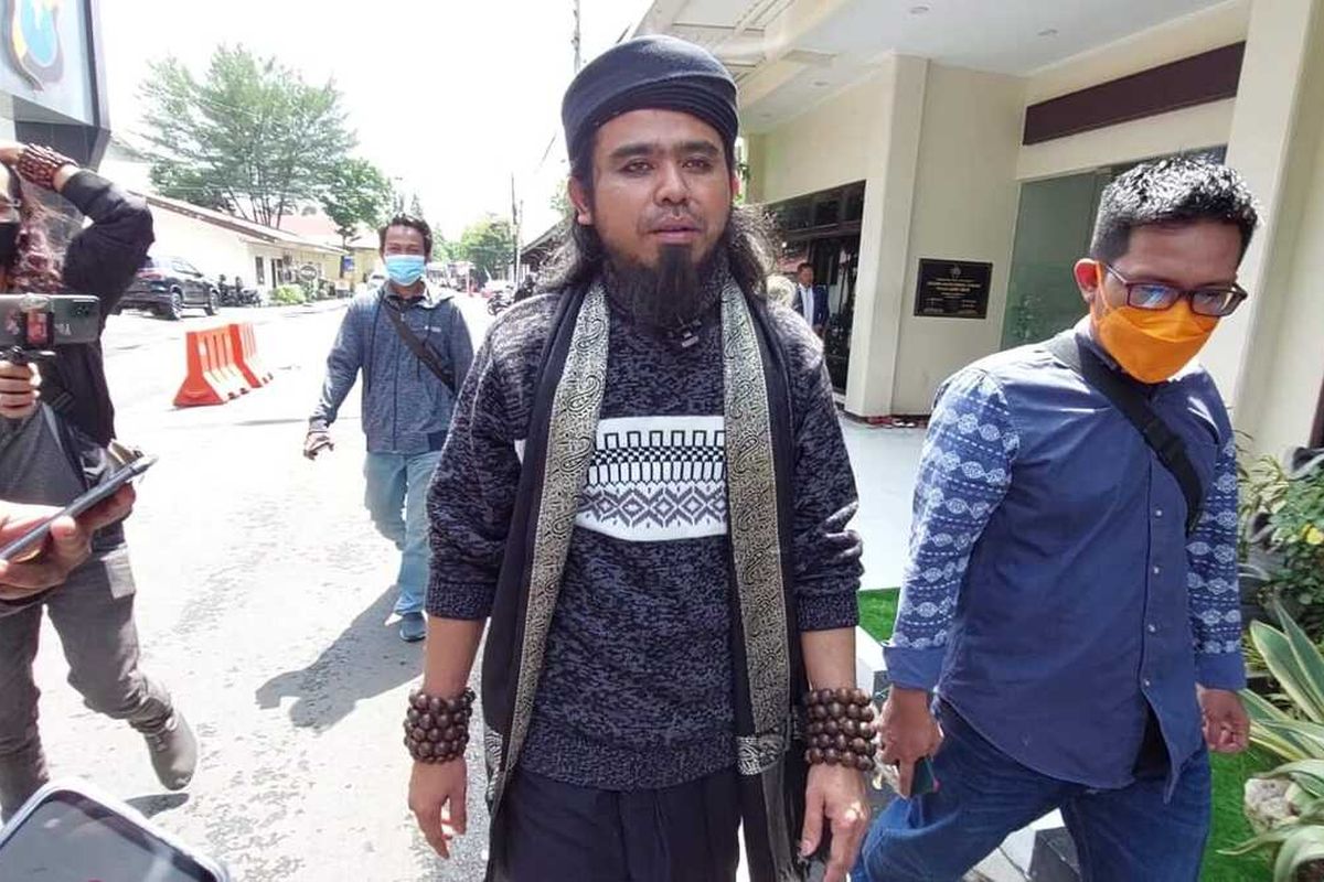 Samsudin mendatangi Polda Jatim didampingi asisten dan tim kuasa hukumnya, Jumat (12/8/2022).