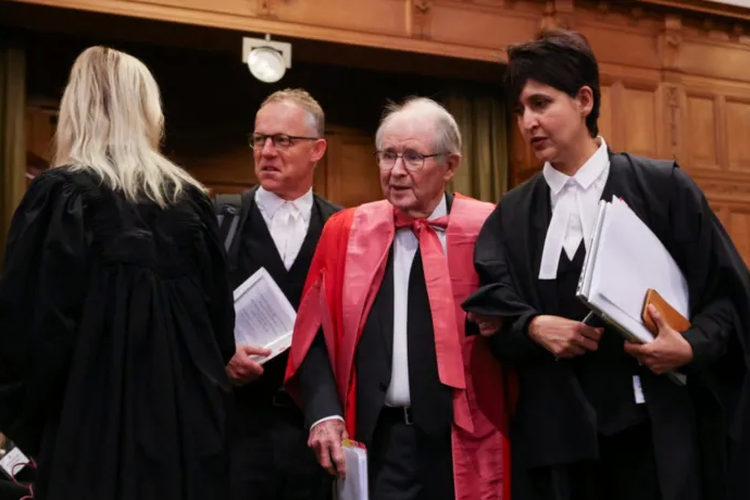 Pengacara Afrika Selatan, Adila Hassim (paling kanan), dalam sidang perdana di Mahkamah Internasional, 12 Januari 2024.