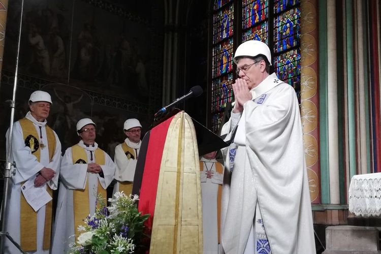 Uskup Agung Paris Michel Aupetit ketika memimpin misa di Gereja Notre Dame pada Sabtu (15/6/2019). Misa itu merupakan misa perdana sejak Notre Dame kebakaran pada 15 April lalu.