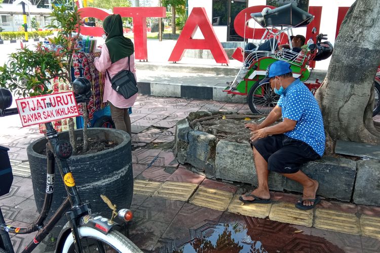 Uud saat beristirahat di sekitar stasiun tugu Yogyakarta dan sedang mengobrol dengan PKL