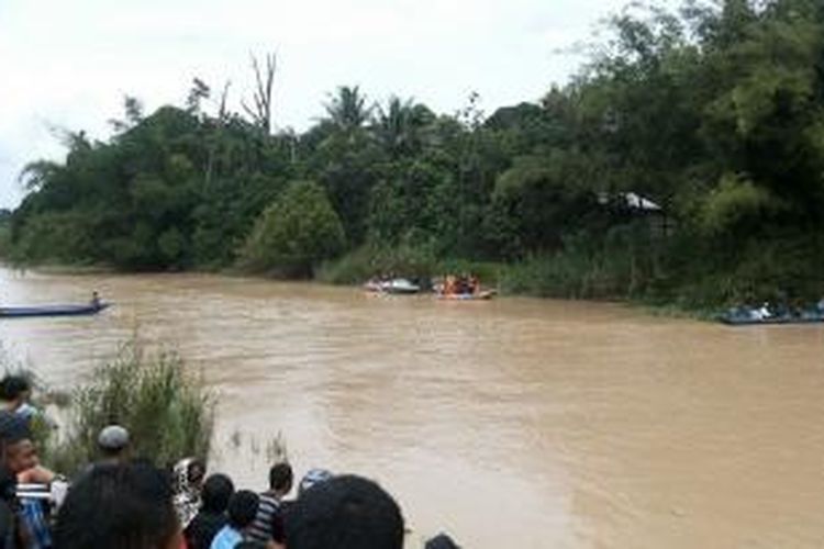 Tim Sar bersama pawang buaya mencari korban yang dimangsa buaya di Sangatta