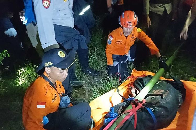Tim SAR mengevakuasi jenazah seorang turis yang terjatuh di Bukit Dara, Lombok Timur.