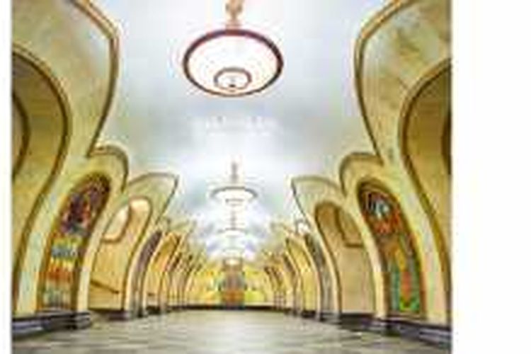 Penampilan yang sama juga ditunjukkan oleh Stasiun Metro Novoslobodskaya yang dibangun 15 tahun kemudian dari pembangunan Stasiun Metro Kievskaya atau tepatnya pada 1952.