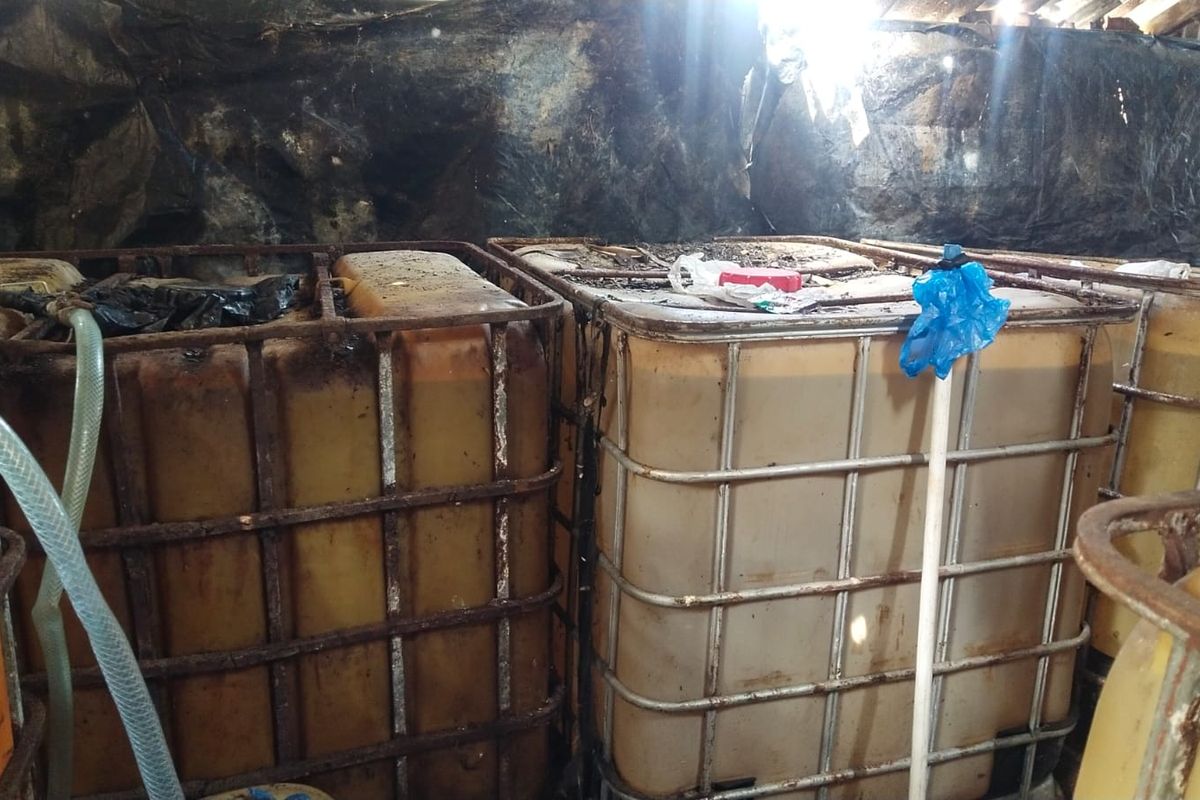 Penampakan tangki yang digunakan untuk menampung avtur hasil curian di Pantai Dewi Indah, Kecamatan Pantai Labu, Kabupaten Deli Serdang, Sumatera Utara, Selasa (11/2/2025) 