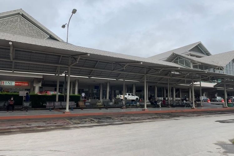 DITUTUP: Kondisi Bandara Internasional Sam Ratulangi di Kota Manado, Sulawesi Utara, tampak sunyi setelah kegiatan operasionalnya ditutup akibat dampak sebaran abu vulkanik Gunung Ruang di Kabupaten Kepualaun Siau Tagulandang Biaro (Sitaro), Selasa (30/4/2024) pukul 15.17 Wita. Jalan, parkiran, dan atap bandara memutih diselimuti abu vulkanik.
