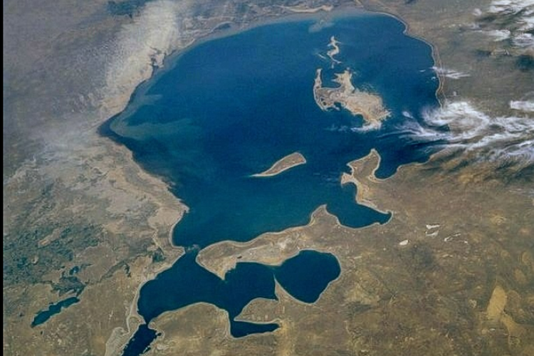 Laut Aral dari luar angkasa (utara di bawah), Agustus 1985