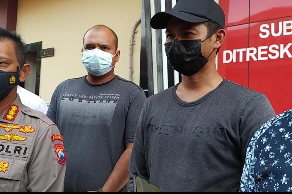 HF (topi hitam) pria penendang sesajen di Gunung Semeru di Polda Jatim, Jumat (14/1/2022).