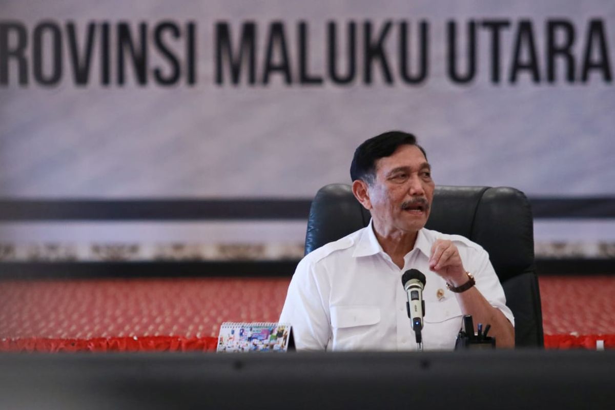 Menteri Koordinator Bidang Kemaritiman dan Investasi Luhut Binsar Pandjaitan saat melakukan kunjungan ke Sofifi, Maluku Utara untuk meninjau pembangunan infrastruktur di kota tersebut, Selasa (22/6/2021). 