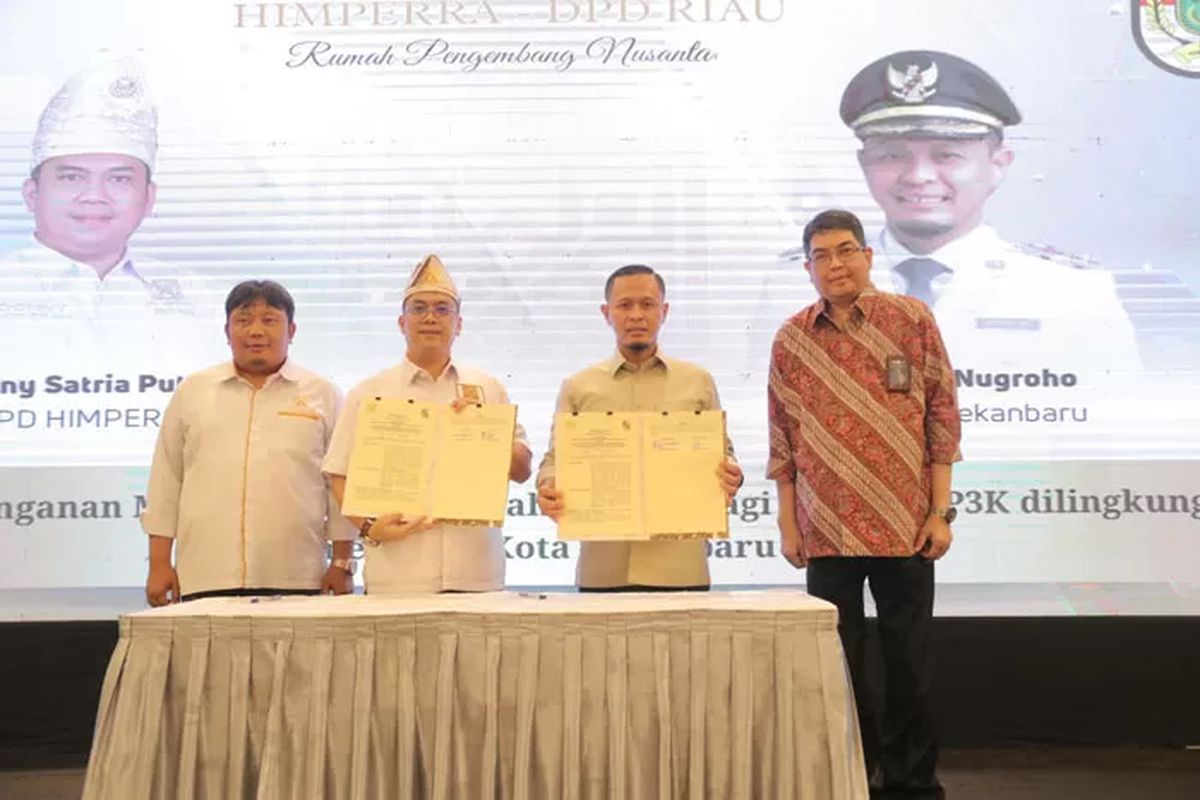 Wali Kota Pekanbaru Agung menerima penghargaan sebagai kepala daerah pertama di Provinsi Riau yang menerapkan SKB 3 Menteri tentang Percepatan Pelaksanaan Program 3 Juta Rumah.