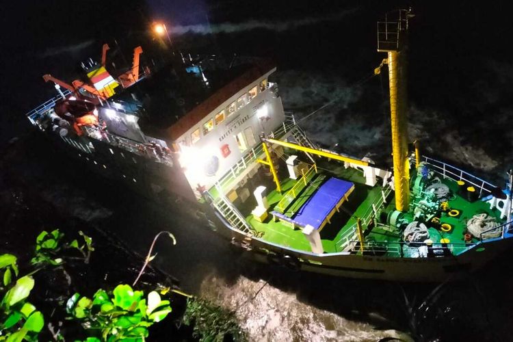 Kapal Motor (KM) Sabuk Nusantara 46 asal Aceh-Tanjugg Priok alami kerusakan mesin mengakibatkan kandas di Pantai Pasar Pino, Kecamatan Pino Raya Kabupaten Bengkulu Selatan, pukul, 22.50 WIB, Selasa (27/9/2022).