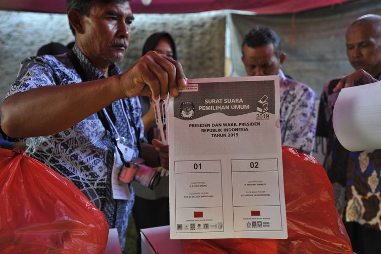 Petugas memperlihatkan alat bantu pencoblosan surat suara untuk pemilih penyandang disabilitas tunanetra sebelum  memulai pelaksanaan Pemilu 2019 di TPS 049 Taktakan, Serang, Banten, Rabu (17/4/2019). 