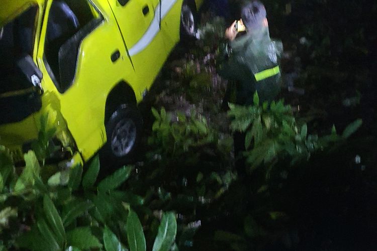 Mobil elf masuk jurang di tanjakan Clongop, Gunungkidul. Kamis (27/4/2023) petang