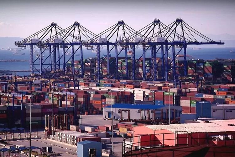 Ratusan kontainer dari kapal dikirim ke pelabuhan Piraeus, Yunani.