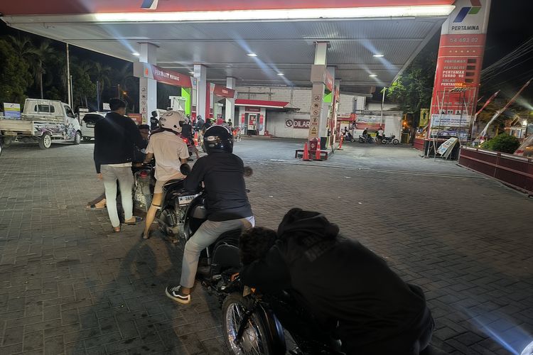 Cerita Anggota DPRD Pamekasan Antre Solar 3 Jam, Curiga Lihat Motor Bolak-balik Isi Pertalite