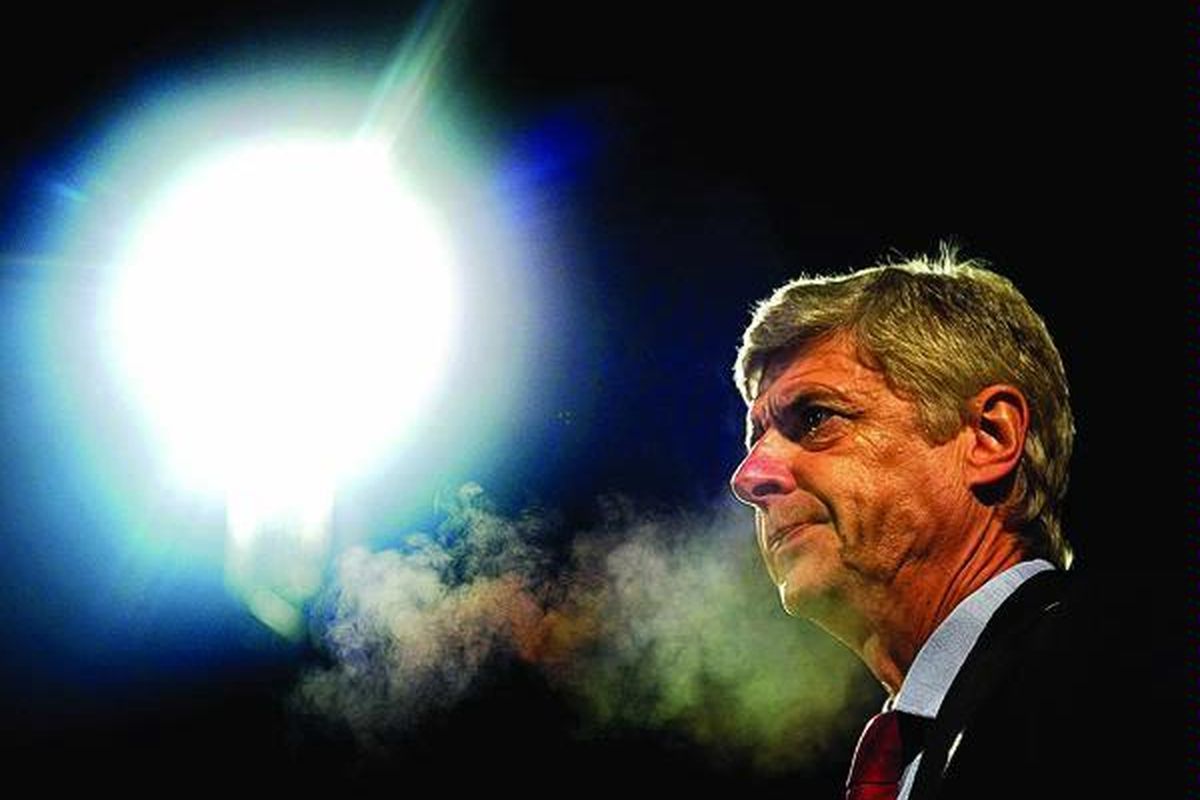 Pelatih Arsenal Arsene Wenger menyaksikan anak-anak asuhnya bertarung melawan Bradford City di Stadion Coral Windows, Bradford, Inggris, Selasa (11/12). Di perempat final Piala  Capital One itu, Arsenal menyerah 2-3 (1-1) melalui adu penalti.