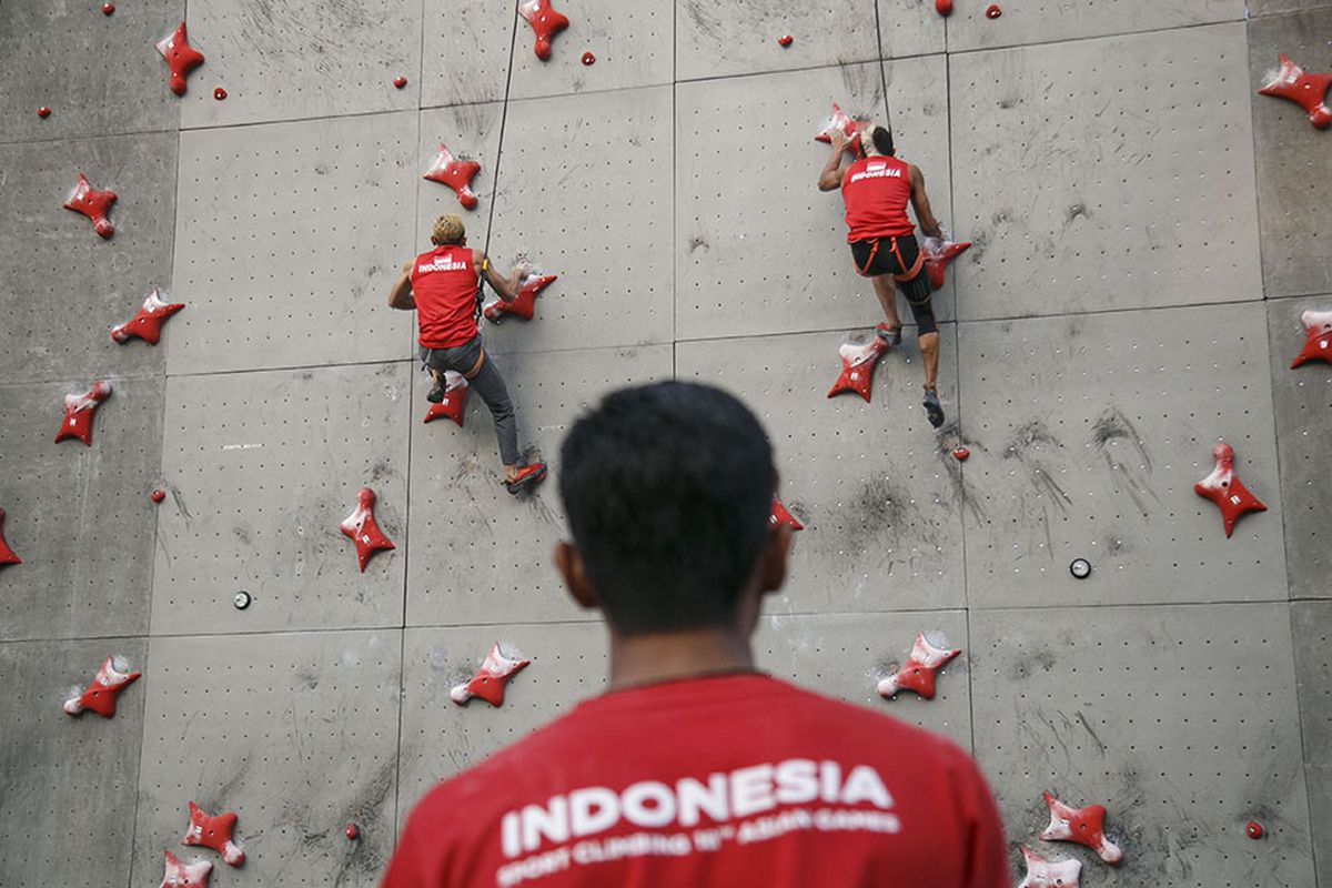 Sejumlah atlet panjat tebing melakukan latihan di arena panjat tebing Stadion Mandala Krida, DI Yogyakarta, Selasa (31/7/2018). Menjelang Asian Games 2018, 20 atlet cabang olahraga panjat tebing berlatih keras mengikuti Pemusatan Latihan Nasional (Pelatnas) untuk meraih emas dan memberikan penampilan terbaik pada kompetisi olahraga terbesar negara-negara di Benua Asia itu.