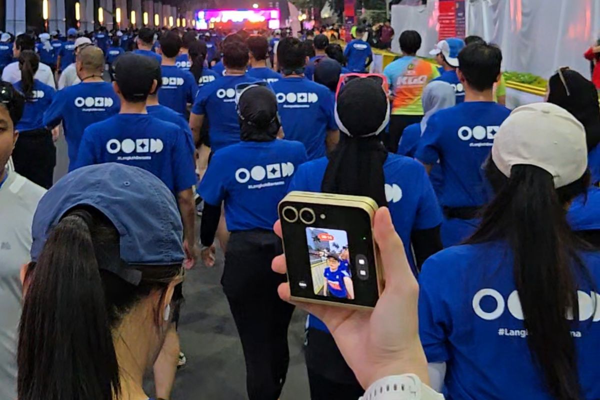 Samsung Galaxy Z Flip 6 yang dipakai untuk vlog di ajang Jakarta Running Festival 2024 yang digelar di area Gelora Bung Karno, Senayan, Jakarta Selatan pada 10 Oktober hingga 13 Oktober 2024