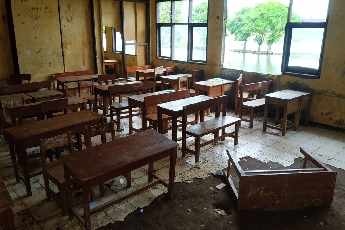 Keadaan SDN Samudrajaya 04 di Tarumajaya, Kabupaten Bekasi rusak sana-sini dan tetap difungsikan sebagai tempat belajar para murid, Senin (20/1/2020).