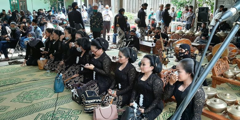 Bokep Sinden Jawa - Tangis Histeris Sinden dan Niyaga Saat Gamelan Terakhir Mengalun untuk Ki  Seno Halaman all - Kompas.com