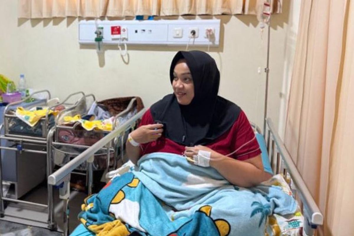 Dosen salah satu perguruan tinggi di Tegal, Sri Hartani, membagikan kisah bahagiannya saat menjalani persalinan menggunakan layanan JKN. 