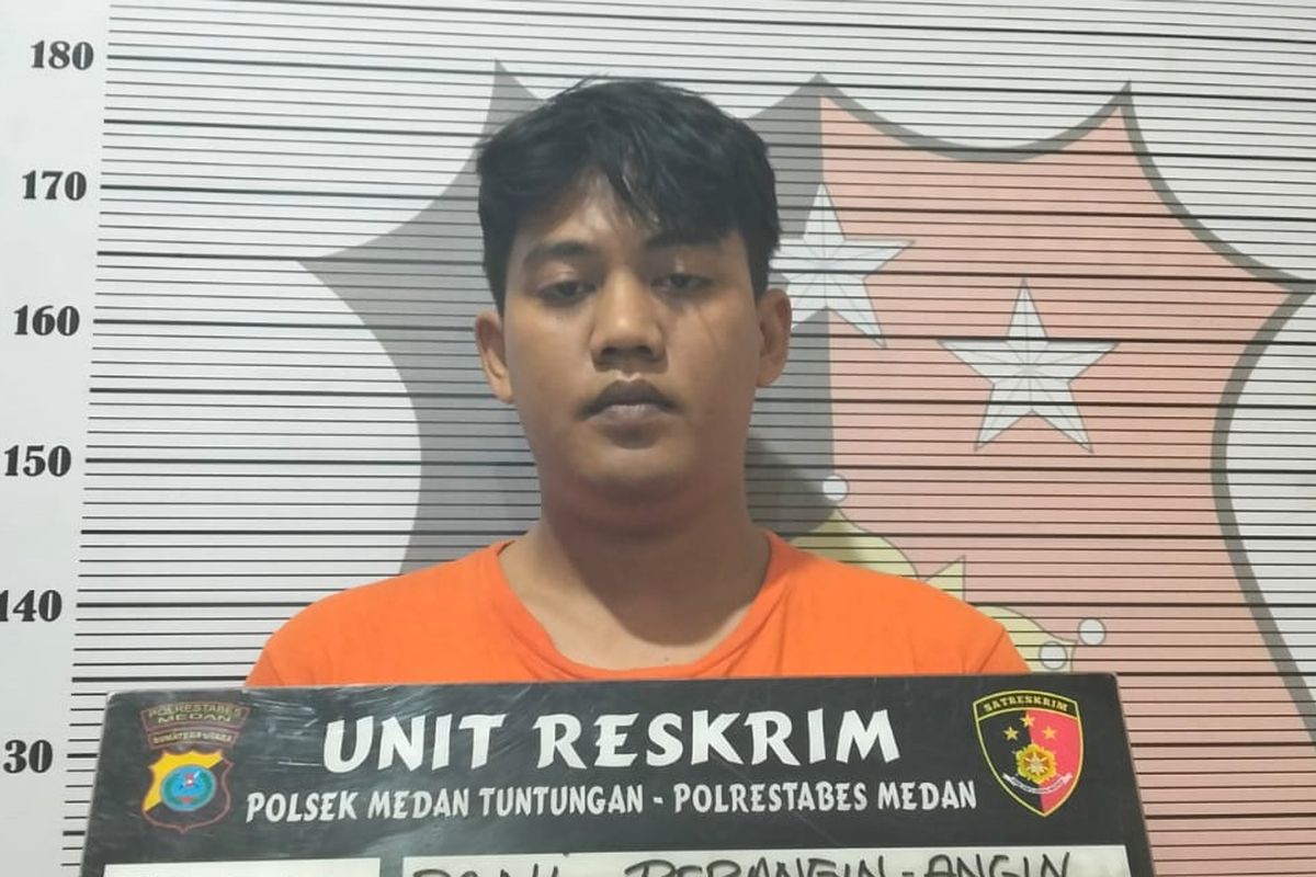 Dani Perangin-angin (26) ditahan di Polsek Medan Tuntungan pada 2 Juni 2025 karena mencuri uang dari ATM kekasihnya, A Pinem (49), untuk bermain judi online (judol).