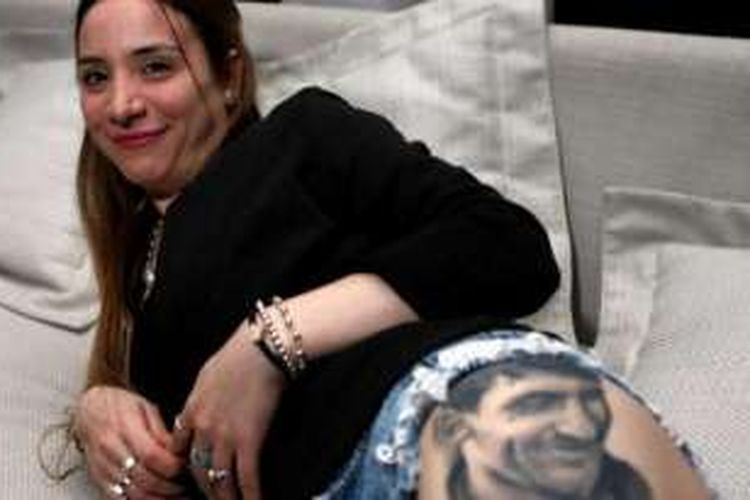 Wanita asal Cile, Carla Miranda, membuat tato Lionel Messi di pahanya.