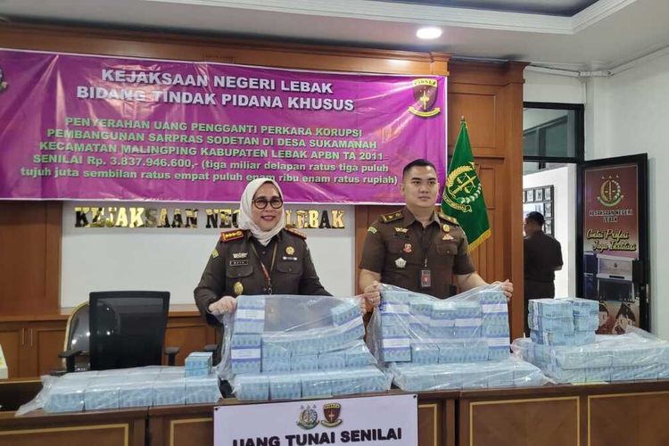 Kejari Lebak menerima uang pengganti korupsi sodetan Cibinuangeun di Lebak senilai Rp 3,8 miliar, Senin (13/11/2023).