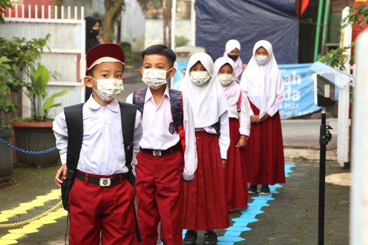 Sejumlah anak SD tengah bersiap ke sekolahnya. 