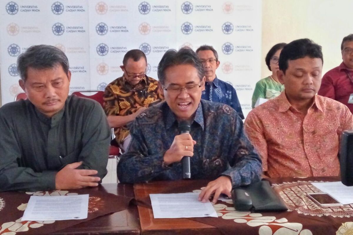 Rektor UGM Panut Mulyono (tengah) saat membacakan pesan Persatuan dan Perdamaian dari UGM didampingi Dekan  Fakultas Hukum UGM Sigit Riyanto (kanan) dan Rimawan Pradiptyo Dosen Fakultas Ekonomika dan Bisnis (kiri). Pesan ini disampaikan di Balairung UGM, Jumat (24/05/2019)