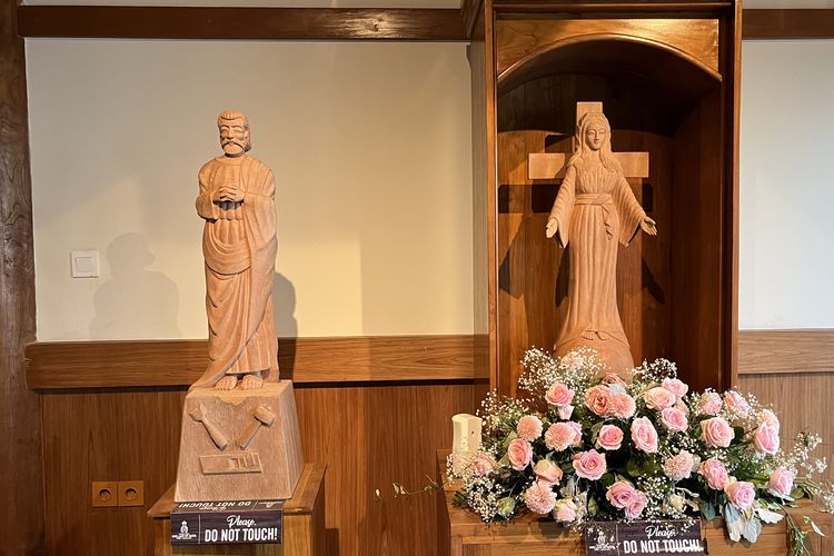 Replika patung Bunda Maria meneteskan air mata dan Santo Yosef di kepel Taman Our Lady of Akita, Pantai Indah Kapuk 2, Rabu (20/12/2023).