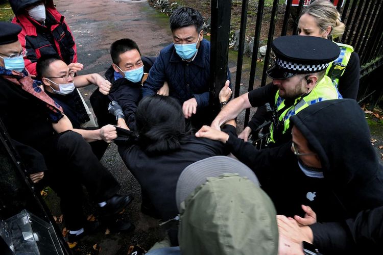 Konsulat China di Manchester mengatakan, staf mereka mempertahankan diri dari serangan pengunjuk rasa.