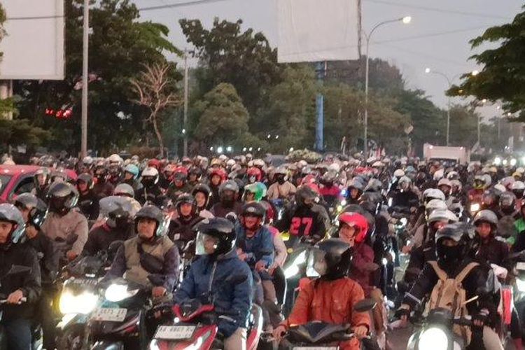 Jalur Pantura Kota Cirebon kian makin padat di H-3 lebaran, Jumat (28/3/2025).
