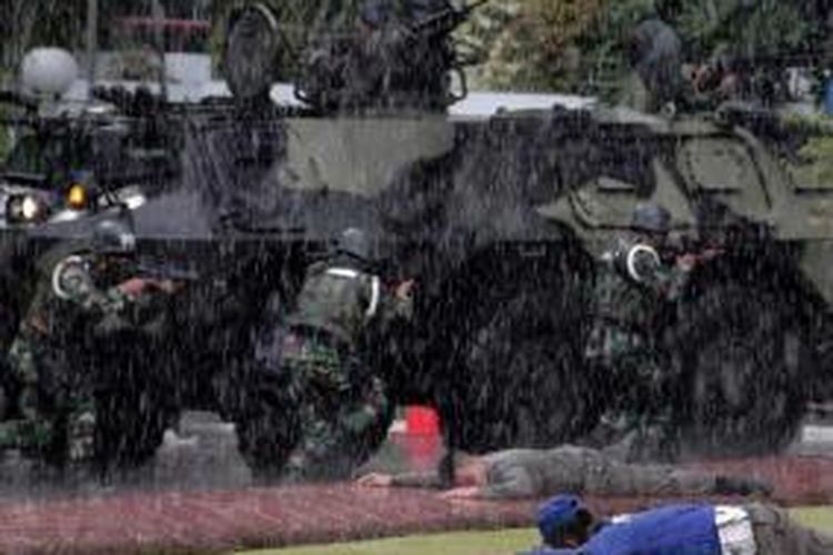 Tentara Nasional Indonesia bekerjasama dengan Kepolisian Republik Indonesia melakukan latihan anti-teror di Kantor Walikota Medan, Sumatera Utara, Senin 7 Juli 2014. Latihan ini merupakan persiapan pengamana pemilihan umum presiden pada 9 Juli.